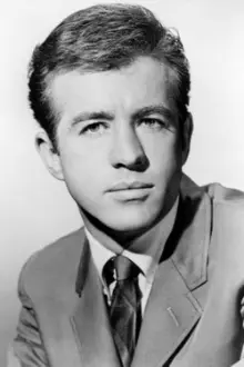 Clu Gulager como: Dunne