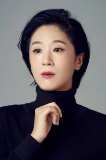 Baek Ji-won como: Kim Hee-Young