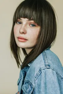 Kelly Depeault como: Claudie Lyndsay