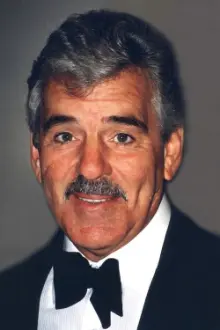 Dennis Farina como: Host