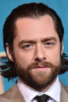 Richard Rankin como: Him