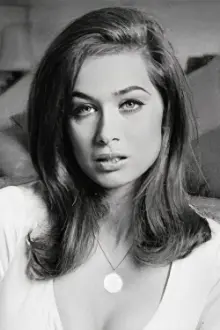 Valerie Leon como: Miss Hampton