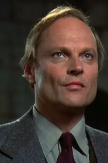 Christopher Neame como: Lt. Dick Player