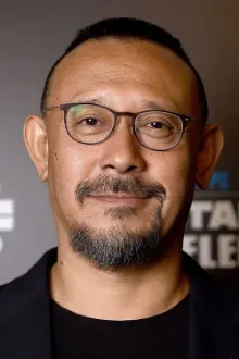 Jiang Wen como: Police Officer