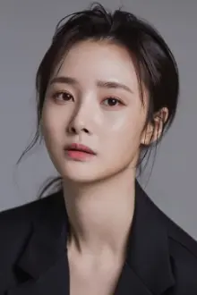 Bae Woo-hee como: Kelly