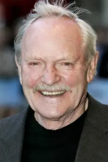 Julian Glover como: Louis Hartman