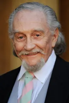 Roy Dotrice como: The Evil Fuckaire / Ye Old Jailer