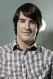 J.G. Quintel como: Tall clerk (voice)