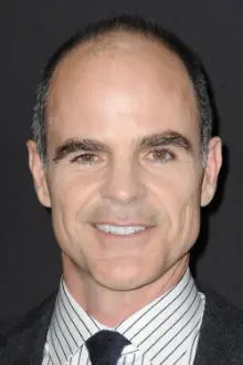 Michael Kelly como: Jonathan 'Prophet' Simms