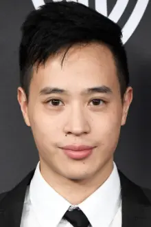 Hayden Szeto como: Brad Chang