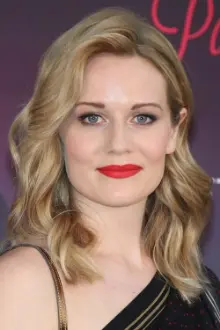 Cara Theobold como: Maggie