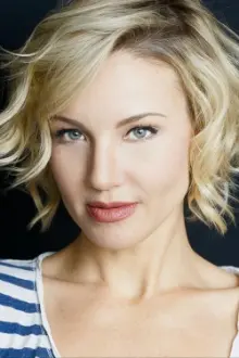 Brianne Davis como: Sarah Carter