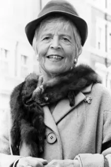 Patricia Hayes como: Mrs. Cantaford