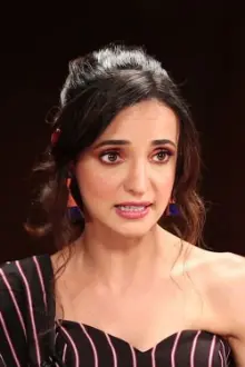 Sanaya Irani como: Bobo