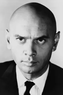 Yul Brynner como: Dr. Nestri