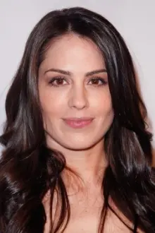 Michelle Borth como: Elise