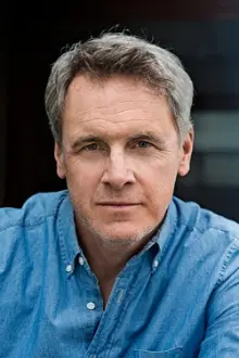 Mark Moses como: Tom Adams