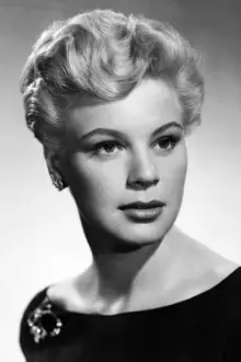 Betsy Palmer como: Aunt Mildred