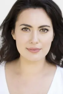 Yasmine Akram como: Rosa