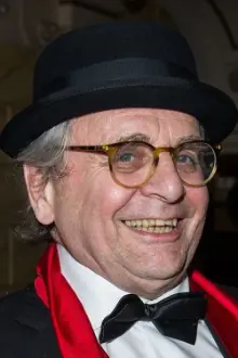 Sylvester McCoy como: Presenter