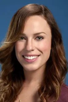 Jessica McNamee como: Maia