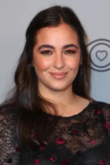 Alanna Masterson como: Dora Bell Hutchinson