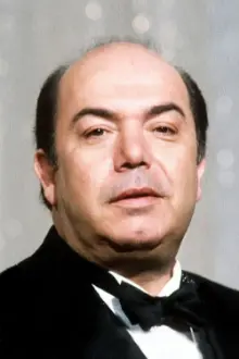 Lino Banfi como: Rodolfo Calabrone