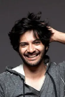 Ali Fazal como: Vivek Pandit