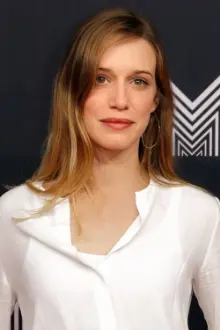 Daniella Kertesz como: Avia Lev