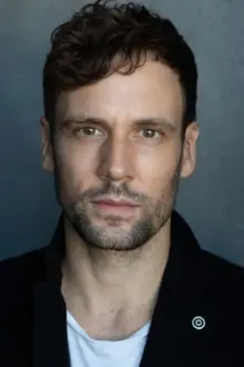 Nick Blood como: Thomas