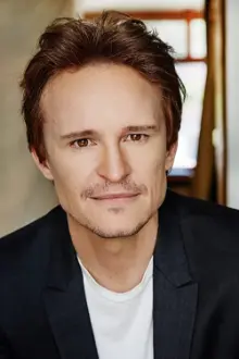 Damon Herriman como: The Presenter