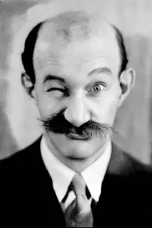 James Finlayson como: Gilroy (the husband)