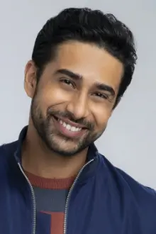 Suraj Sharma como: Ravishankar Shah