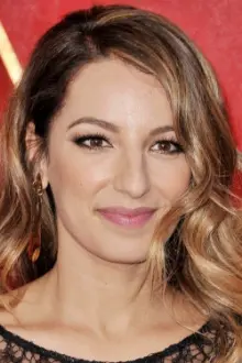 Vanessa Lengies como: Robyn