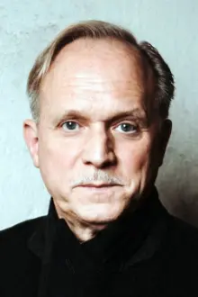Ulrich Tukur como: President (voice)