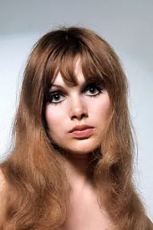 Madeline Smith como: Sarah