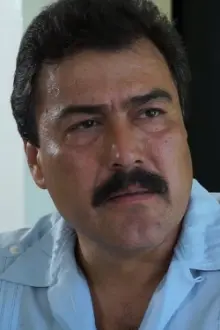 Julio Aldama Jr. como: Arturo