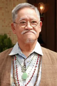 Richard Ng como: Ma Yau Sum's Father