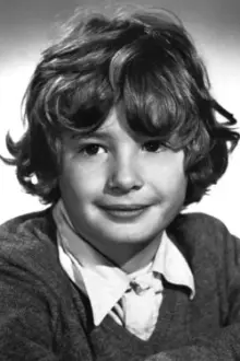 Mark Lester como: Daniel Latimer