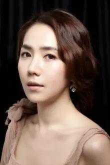 Go Ho-kyung como: Bae Yoo-mi