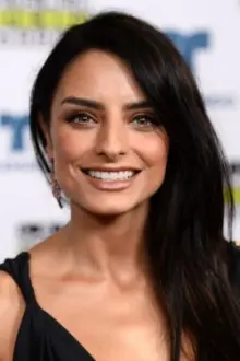 Aislinn Derbez como: Tess