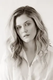 Harriet Dyer como: Patricia Saunders