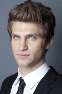 Keegan Allen como: Cole