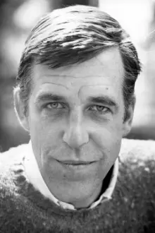 Fred Gwynne como: Jonathan Brewster