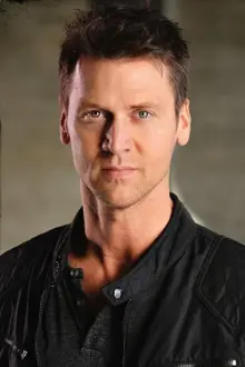 Sean Rogerson como: Kevin Parsons