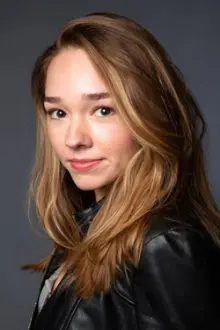 Holly Taylor como: Becca