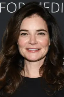 Betsy Brandt como: Mia Thomas