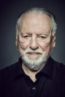 Kenneth Cranham como: Joe Shawcross