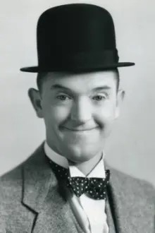 Stan Laurel como: Asylum Inmate