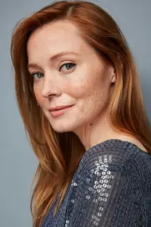 Samantha Sloyan como: Lee